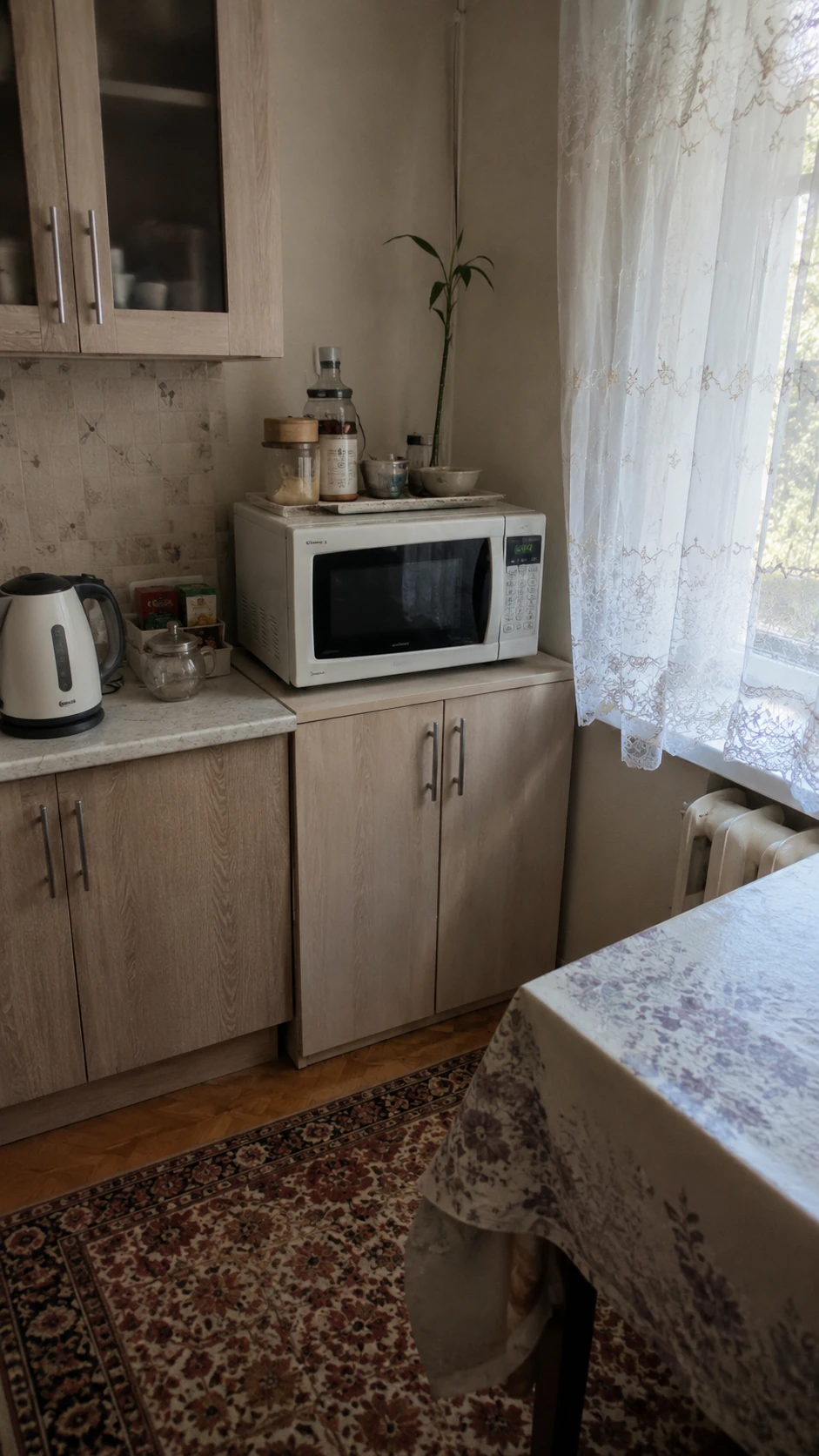 Мастер по ремонту бытовой техники объясняет клиенту результаты 
диагностики стиральной машины